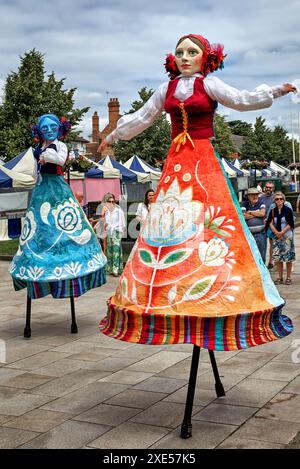 Polnische Marionetten auf Stelzen in traditioneller Volkskleidung im RSC-Theater Stratford upon Avon, England, Großbritannien Stockfoto