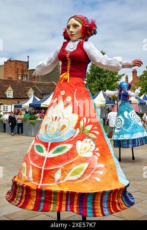 Polnische Marionetten auf Stelzen in traditioneller Volkskleidung im RSC-Theater Stratford upon Avon, England, Großbritannien Stockfoto