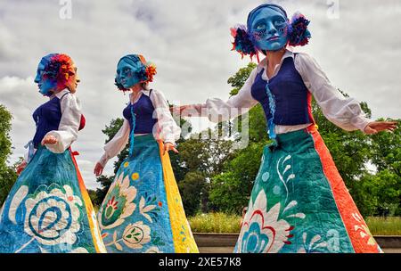 Polnische Marionetten auf Stelzen in traditioneller Volkskleidung im RSC-Theater Stratford upon Avon, England, Großbritannien Stockfoto