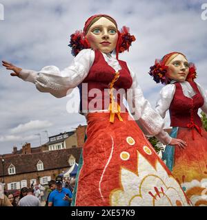 Polnische Marionetten auf Stelzen in traditioneller Volkskleidung im RSC-Theater Stratford upon Avon, England, Großbritannien Stockfoto