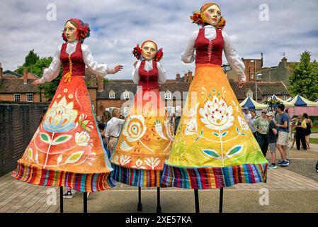 Polnische Marionetten auf Stelzen in traditioneller Volkskleidung im RSC-Theater Stratford upon Avon, England, Großbritannien Stockfoto