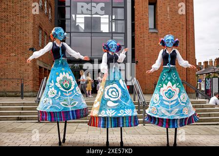 Polnische Marionetten auf Stelzen in traditioneller Volkskleidung im RSC-Theater Stratford upon Avon, England, Großbritannien Stockfoto