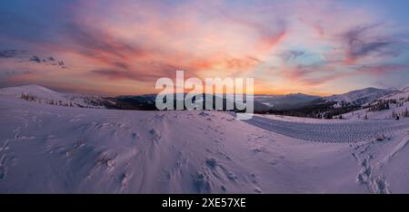 Malerischer Winter alpen Sonnenaufgang. Der höchste Kamm der ukrainischen Karpaten ist Chornohora mit den Gipfeln des Hoverla- und Petros-Berges Stockfoto