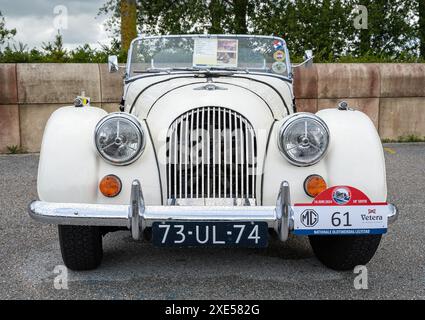 Lelystad, Niederlande, 16.06.2024, Vorderansicht des klassischen britischen Sportwagens Morgan Plus 4 aus dem Jahr 1968 beim National Old Timer Day Stockfoto