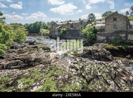 Blick flussabwärts von der Brücke, die den River Wharfe bei Linton Falls überquert. Stockfoto