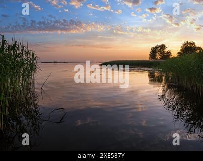 Dnipro Fluss Sommer Sonnenuntergang Dämmerung Landschaft, Ukraine Stockfoto