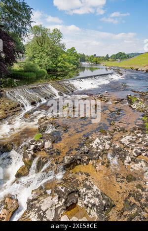 Weir am River Wharfe, oberhalb der Linton Falls, Yorkshire dales National Park. In der Nähe des Wasserkraftwerks bei Linton Falls. Stockfoto