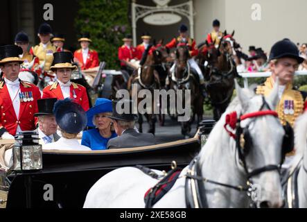 Ascot, Großbritannien. Juni 2024. Der König und die Königin Camilla kommen am ersten Tag von Royal Ascot in der königlichen Prozession an der Ascot Racecourse an. Kredit: Maureen McLean/Alamy Stockfoto