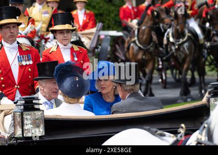 Ascot, Großbritannien. Juni 2024. Der König und die Königin Camilla kommen am ersten Tag von Royal Ascot in der königlichen Prozession an der Ascot Racecourse an. Kredit: Maureen McLean/Alamy Stockfoto