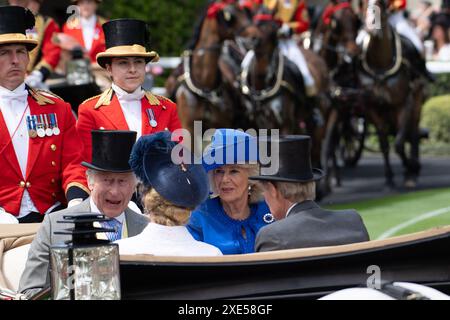 Ascot, Großbritannien. Juni 2024. Der König und die Königin Camilla kommen am ersten Tag von Royal Ascot in der königlichen Prozession an der Ascot Racecourse an. Kredit: Maureen McLean/Alamy Stockfoto