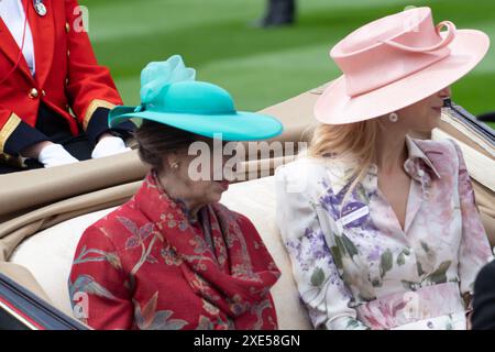 Ascot, Großbritannien. Juni 2024. Die Prinzessin Royal, Prinzessin Anne und Lady Gabriella Kingston kommen bei der königlichen Prozession am ersten Tag von Royal Ascot an der Ascot Racecourse an. Kredit: Maureen McLean/Alamy Stockfoto