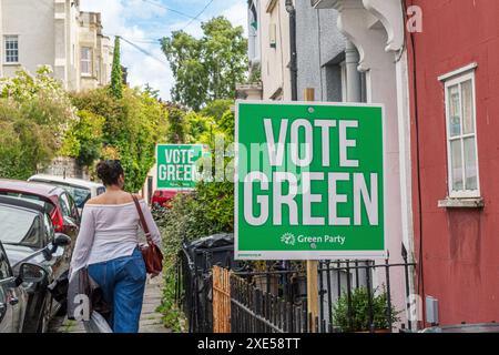 Ein Wahlplakat der Grünen Partei in Montpelier, Bristols Künstlerviertel, liegt direkt hinter Stokes Croft in Bristol, England, Großbritannien Stockfoto