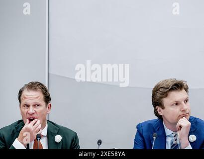 DEN HAAG – Gijs Tuinman, beabsichtigter Verteidigungsminister, und Ruben Brekelmans, beabsichtigter Verteidigungsminister, am letzten Tag der Anhörungen im Repräsentantenhaus. Die Anhörungen finden statt, bevor die Kandidaten vom König vereidigt werden und damit auch vor der traditionellen Landungsszene. ANP REMKO DE WAAL niederlande raus - belgien raus Stockfoto