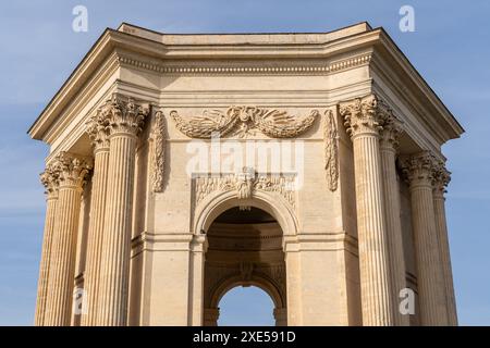 Blick auf die Landschaft des klassischen antiken Steinwasserturms im historischen Garten der Promenade du Peyrou, Montpellier, Frankreich Stockfoto