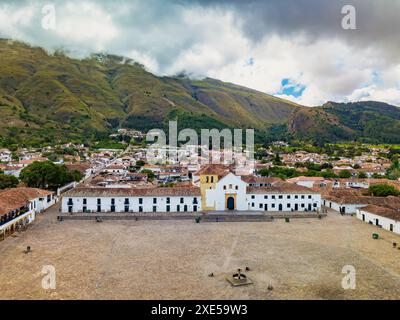 Blick aus der Vogelperspektive auf die Plaza Mayor, den größten gepflasterten Platz Südamerikas, Villa de Leyva, Kolumbien Stockfoto