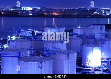 Nächtliche Sicht auf Öltanks Stockfoto