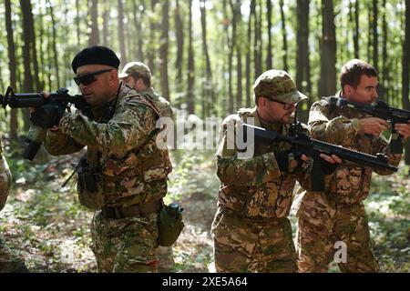 Eine spezielle militärische Antiterroreinheit führt eine geheime Operation in dichtem, gefährlichem Wald durch, demonstriert Präzision, Desinfektion Stockfoto