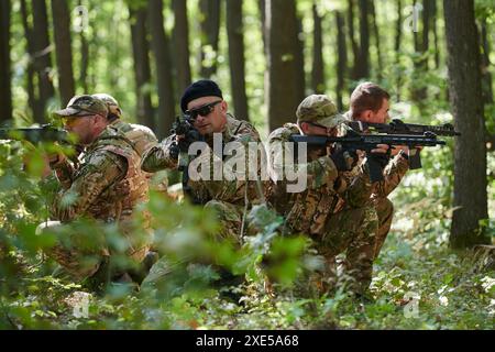 Eine spezielle militärische Antiterroreinheit führt eine geheime Operation in dichtem, gefährlichem Wald durch, demonstriert Präzision, Desinfektion Stockfoto