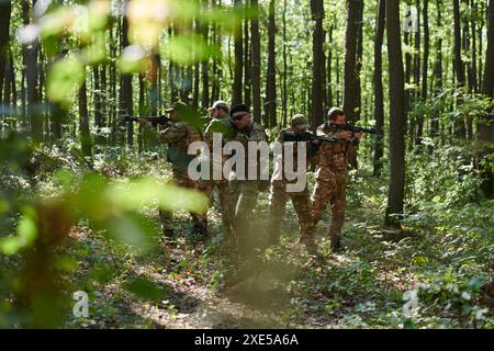 Eine spezielle militärische Antiterroreinheit führt eine geheime Operation in dichtem, gefährlichem Wald durch, demonstriert Präzision, Desinfektion Stockfoto