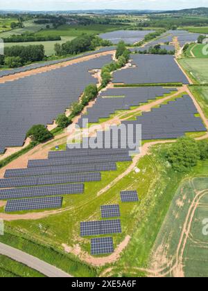 Luftaufnahme des Larport Solar Energy Farm in der Nähe von Dormington im ländlichen Herefordshire UK gebaut von Ethical Power und Conrad Energy, aufgenommen im Juni 2024 Stockfoto