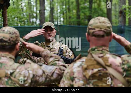 Ein engagierter Soldat grüßt seine Eliteeinheit und zeigt Kameradschaft und Bereitschaft für die gefährlichsten militärischen Operationen Stockfoto