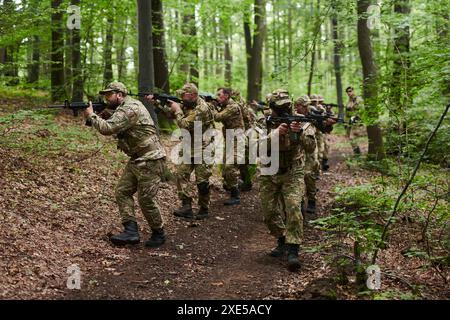 Eine spezielle militärische Antiterroreinheit führt eine geheime Operation in dichtem, gefährlichem Wald durch, demonstriert Präzision, Desinfektion Stockfoto