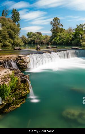 Langzeitbelichtung des weltberühmten Manavgat-Wasserfalls (Manavgat Selalesi) in Antalya Manavgat Stockfoto