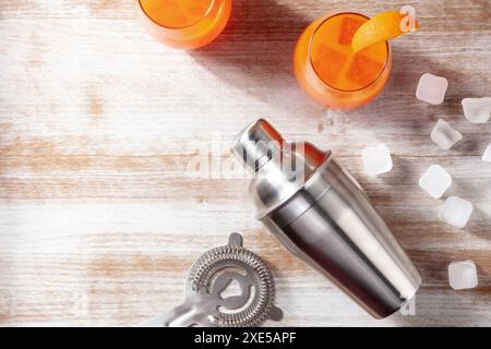 Orange Cocktails und ein Shaker, mit Eis, über dem Kopf flacher Lay Shot Stockfoto
