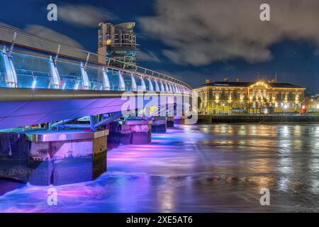 Die Lagan Weir-Fußgängerbrücke in Belfast, Nordirland, bei Nacht Stockfoto