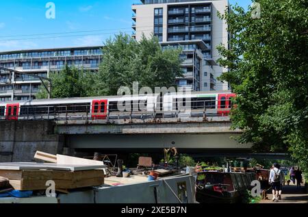 London - 06 04 2022: Blick auf die Eisenbahnbrücke über den Regent's Canal in der Nähe des Mile End Park Stockfoto