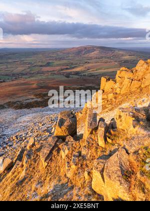 Der Titterstone Clee Hill, der dritthöchste Hügel in der Grafschaft Shropshire, England, Großbritannien. Stockfoto