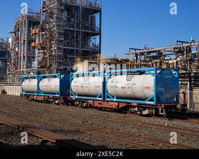 Schienenwagen für den Ethylentransport, die im Industriekomplex abgestellt werden Stockfoto