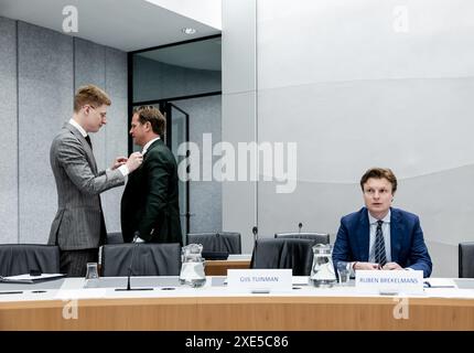 DEN HAAG – Gijs Tuinman, beabsichtigter Verteidigungsminister, und Ruben Brekelmans, beabsichtigter Verteidigungsminister, am letzten Tag der Anhörungen im Repräsentantenhaus. Die Anhörungen finden statt, bevor die Kandidaten vom König vereidigt werden und damit auch vor der traditionellen Landungsszene. ANP REMKO DE WAAL niederlande raus - belgien raus Stockfoto