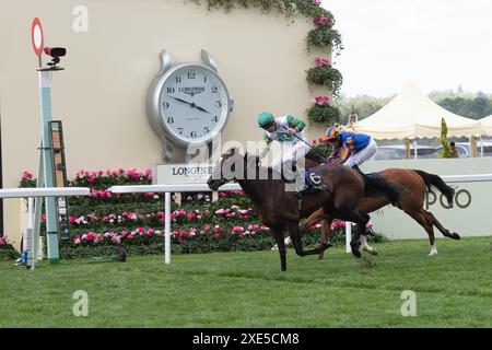 Ascot, Großbritannien. Juni 2024. Pferd Porta Fortuna geritten von Jockey Tom Marquand Sieger der Krönung Stakes auf der Royal Ascot, Ascot Racecourse, Berkshire, knapp geschlagen Opera Singer geritten von Jockey Ryan Moore. Trainer Donnacha Aidan O’Brien. Der König präsentierte die Siegerpräsentation für das Rennen. Kredit: Maureen McLean/Alamy Stockfoto