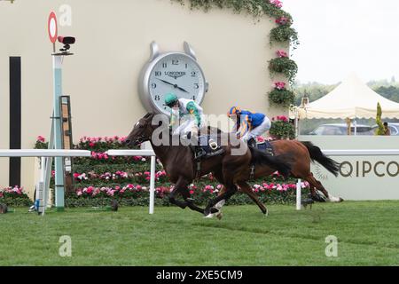 Ascot, Großbritannien. Juni 2024. Pferd Porta Fortuna geritten von Jockey Tom Marquand Sieger der Krönung Stakes auf der Royal Ascot, Ascot Racecourse, Berkshire, knapp geschlagen Opera Singer geritten von Jockey Ryan Moore. Trainer Donnacha Aidan O’Brien. Der König präsentierte die Siegerpräsentation für das Rennen. Kredit: Maureen McLean/Alamy Stockfoto