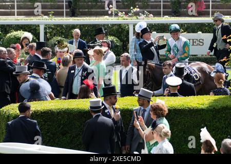 Ascot, Großbritannien. Juni 2024. Pferd Porta Fortuna geritten von Jockey Tom Marquand Sieger der Krönung Stakes auf der Royal Ascot, Ascot Racecourse, Berkshire, knapp geschlagen Opera Singer geritten von Jockey Ryan Moore. Trainer Donnacha Aidan O’Brien. Der König präsentierte die Siegerpräsentation für das Rennen. Kredit: Maureen McLean/Alamy Stockfoto