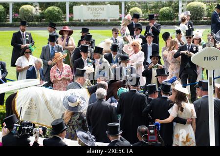 Ascot, Großbritannien. Juni 2024. Pferd Porta Fortuna geritten von Jockey Tom Marquand Sieger der Krönung Stakes auf der Royal Ascot, Ascot Racecourse, Berkshire, knapp geschlagen Opera Singer geritten von Jockey Ryan Moore. Trainer Donnacha Aidan O’Brien. Der König präsentierte die Siegerpräsentation für das Rennen. Kredit: Maureen McLean/Alamy Stockfoto