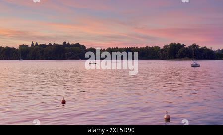 Sonnenaufgangspanorama Am Bodensee. Morgensonnenlicht Über Ruhigem Wasser. Stockfoto