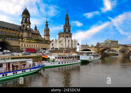 Historisches Zentrum von der Elbe aus mit dem Dreifaltigkeitsdom, der Semperoper und der Carola-Brücke, Dresden, Sachsen, Deutschland Stockfoto