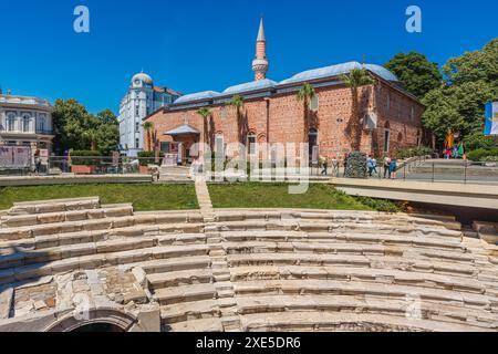 Plovdiv, Bulgarien. Mai 2024. Blick auf die Djumaya Moschee und die Ruinen des antiken römischen Stadions in der Altstadt Stockfoto