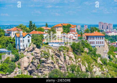 Blick auf malerische Gebäude in Dzhambaz Tepe, einem der drei Hügel der Altstadt von Plovdiv, Bulgarien Stockfoto