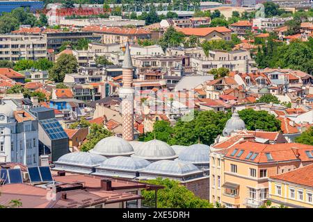 Erhöhter Blick auf das Äußere der Freitagsmoschee oder Dzhumaya Moschee, einem osmanischen Gebäude in der Altstadt von Plovdiv, Bulgarien Stockfoto