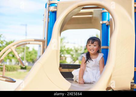 Süßes dreijähriges Mädchen, das im Park spielt Stockfoto