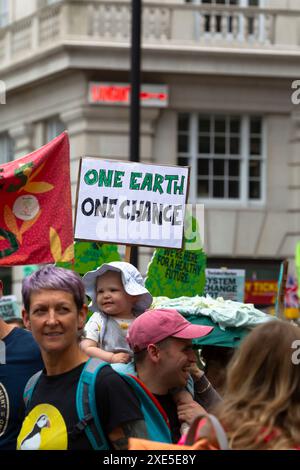 Plakat „One Earth, One Chance“, mit Baby, im Restore Nature Now march, London, UK, 22. Juni 2024 Stockfoto