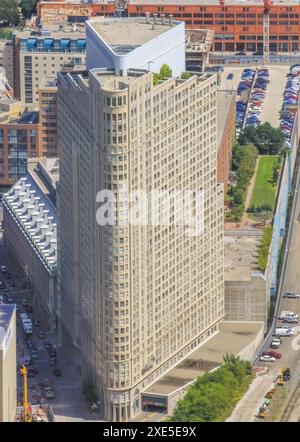 Toronto, Ontario, Kanada. August 2011. Ein Blick aus der Vogelperspektive von 25 der Esplanade Wohnungsturm in Toronto. Stockfoto