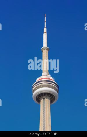 Toronto, Ontario, Kanada. August 2011. Der CN Tower, ein Aussichtsturm, an einem klaren Sommertag. Stockfoto