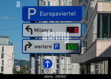 Parkschild mit Null Parkplätzen in Milaneo in Stuttgart, Deutschland. Parkplatzschild zeigt null Parkplätze im Milaneo in Stuttgart. Stockfoto