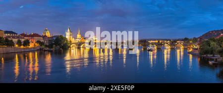 Prag Tschechien Tschechische Republik, Panorama-Skyline der Stadt bei Nacht an der Karlsbrücke und Prager Altstadt Stockfoto