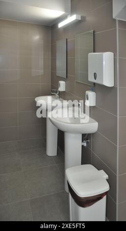 Toiletten, Holzschränke, Sitzbank und Duschräume Stockfoto