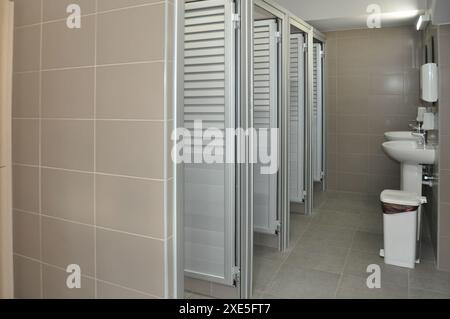 Toiletten, Holzschränke, Sitzbank und Duschräume Stockfoto